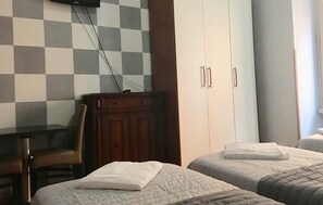 In-room safe, desk, soundproofing, iron/ironing board - Hi Termini (Rome)