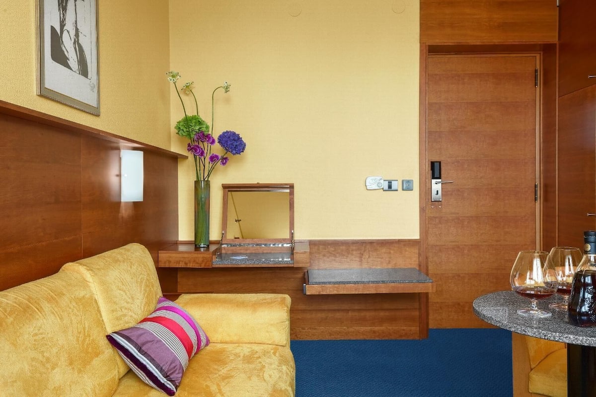 28-inch tv with satellite channels