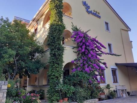 Fachada de la propiedad. Bed & Breakfast Vila Kristina