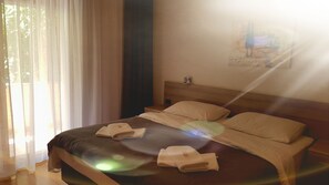 Economy Double Room, 1 King Bed | Egyptian cotton sheets, hypo-allergenic bedding, memory-foam beds - Bed & Breakfast Vila Kristina (Rovinj)