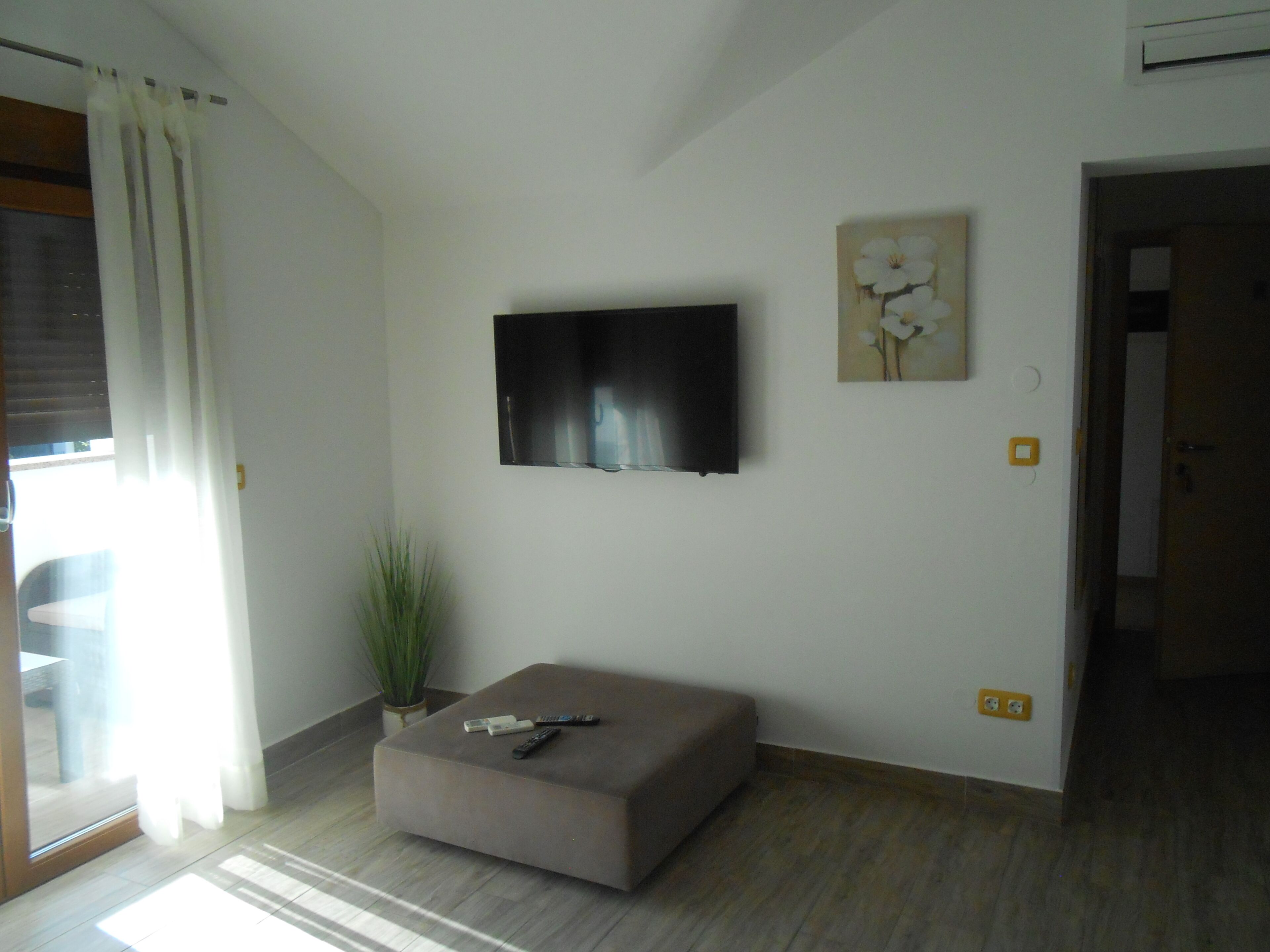 suite, 2 bedrooms, balcony | living area | tv