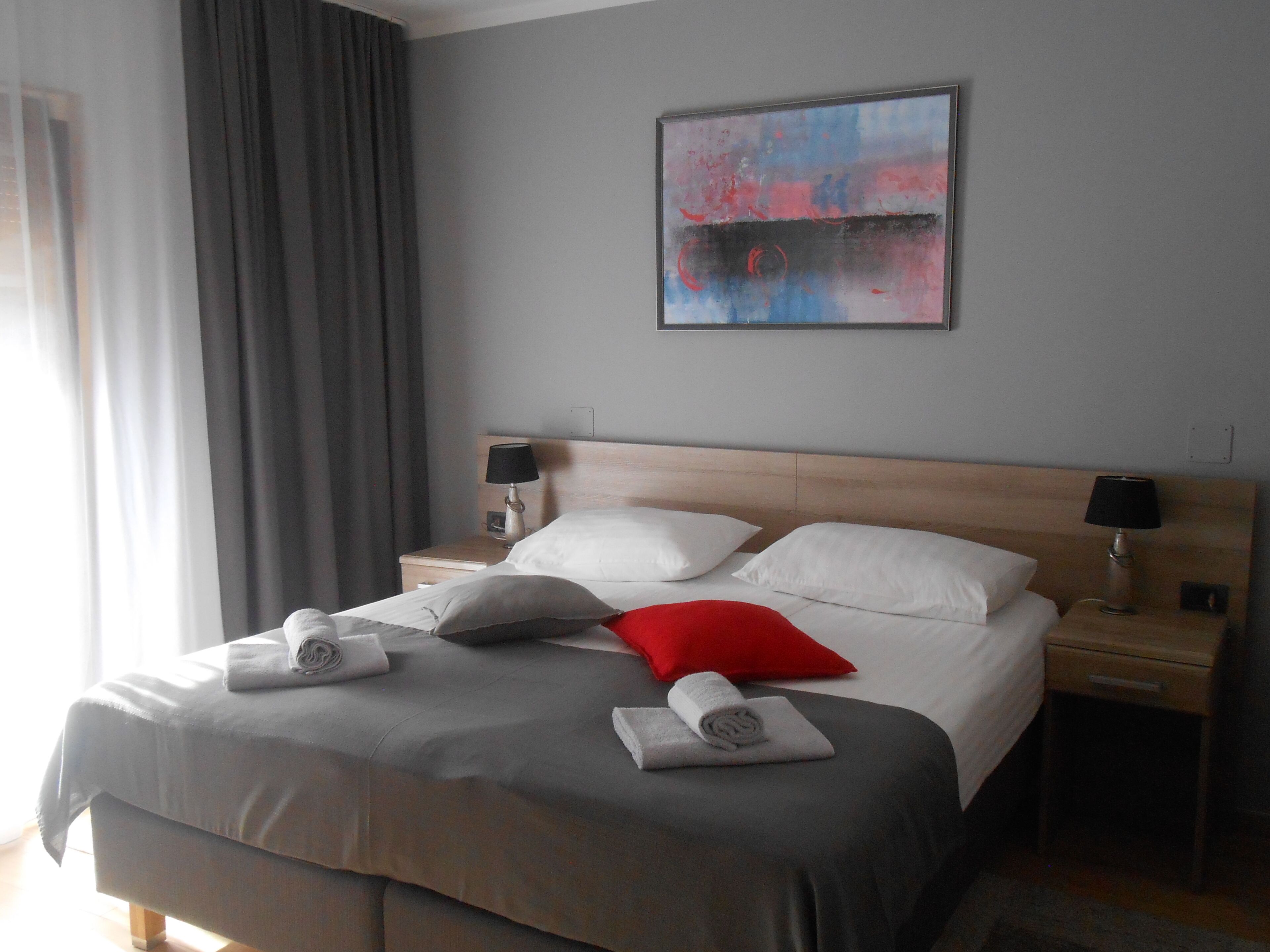 1 bedroom, egyptian cotton sheets, hypo-allergenic bedding