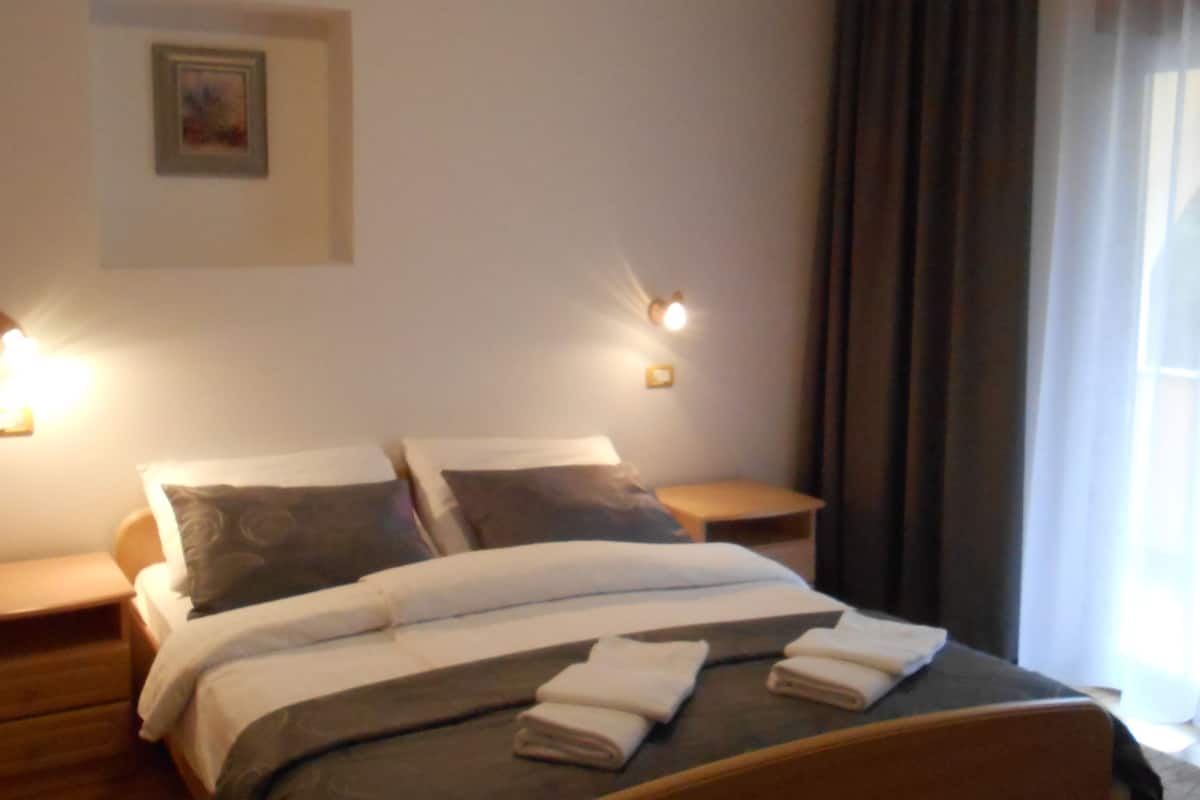 economy double room, 1 king bed | 1 bedroom, egyptian cotton sheets, hypo-allergenic bedding