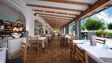 Serveert ontbijt, lunch en diner
