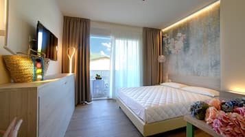 Comfort-Doppelzimmer (with extra bed) | Zimmersafe, Schreibtisch, laptopgeeigneter Arbeitsplatz