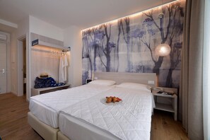 Habitación doble Confort | Caja de seguridad en la habitación y escritorio 
