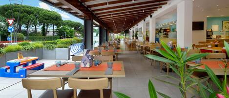 Breakfast, lunch and dinner served