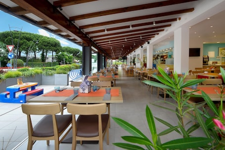 Breakfast, lunch and dinner served. Hotel Alla Pergola