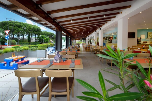 Breakfast, lunch and dinner served - Hotel Alla Pergola (San Michele al Tagliamento)