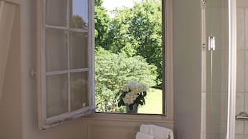 Premium Twin Room | Bathroom | Designer toiletries, hair dryer