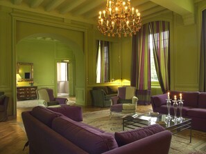 Lobby sitting area - Le Château de Reignac (Reignac-sur-Indre)