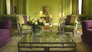 Lobby sitting area - Le Château de Reignac (Reignac-sur-Indre)