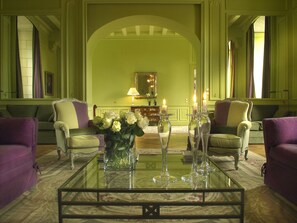 Lobby sitting area - Le Château de Reignac (Reignac-sur-Indre)