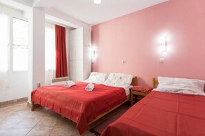 Apartment for 3 people | ピロートップベッド、デスク、防音設備、アイロン / アイロン台