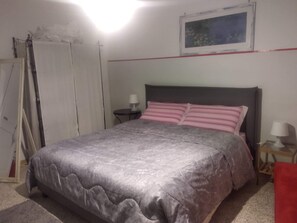 Chambre Double (with private external bathroom) | Draps en coton égyptien, surmatelas, bureau, fer et planche à repasser