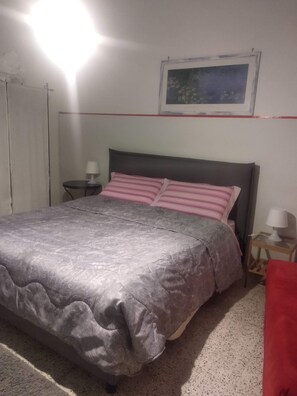 Double Room (with private external bathroom) | Egyptian cotton sheets, pillowtop beds, desk, iron/ironing board - A Casa di Sandra (Mirano)