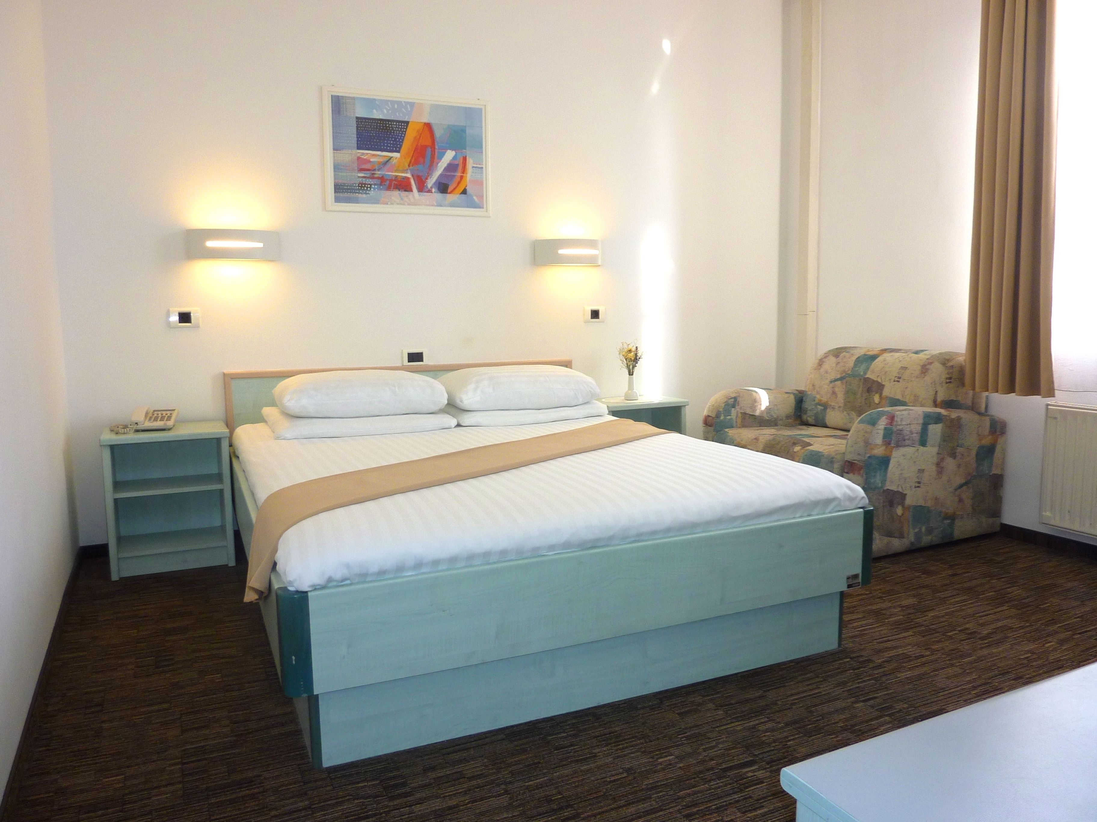 Coffres-forts dans les chambres, bureau, fer et planche à repasser