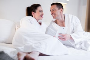 Coffres-forts dans les chambres, bureau, fer et planche à repasser