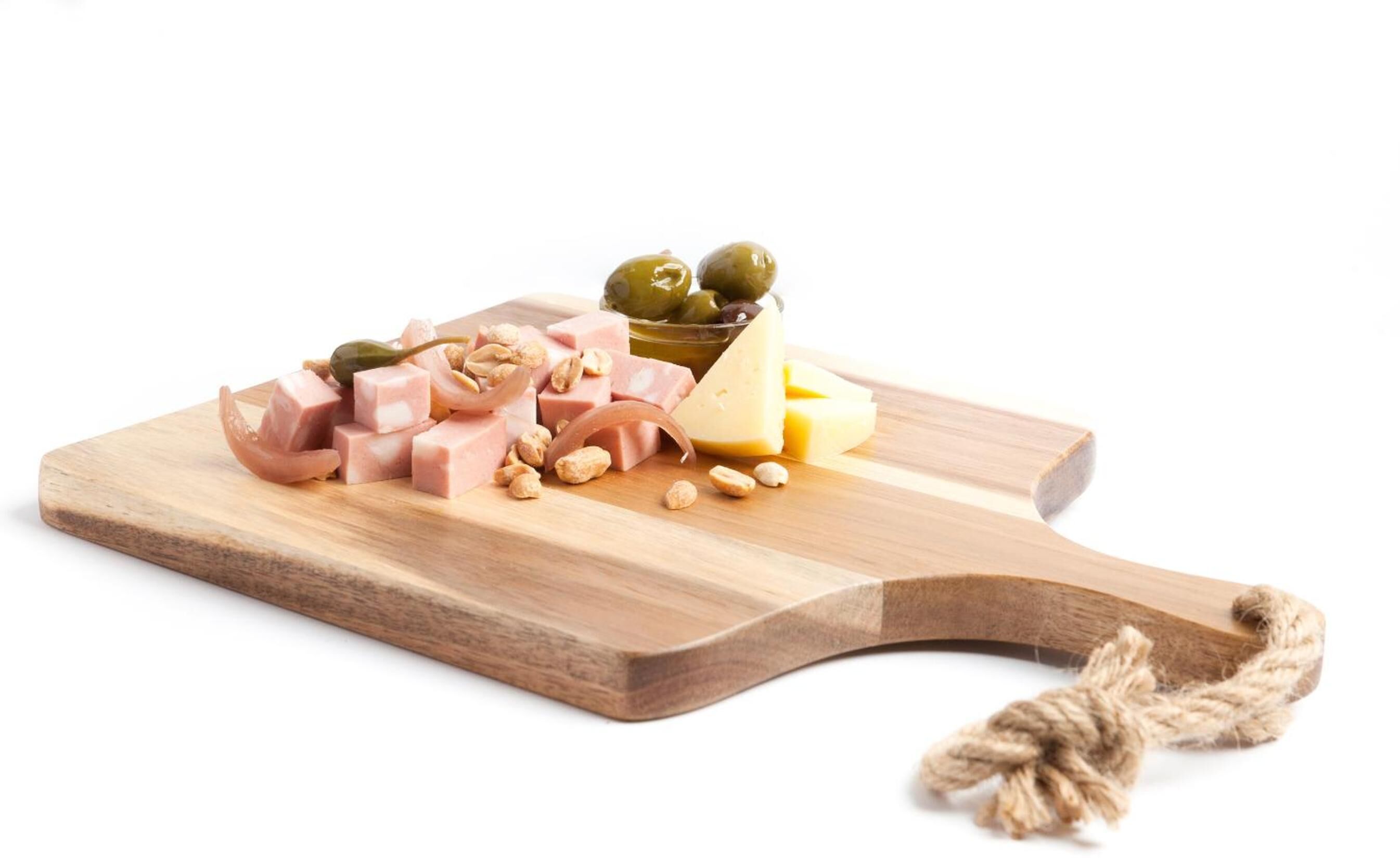 Ein Schneidebrett mit verschiedenen Lebensmitteln, darunter Käse, Nüsse und Oliven.