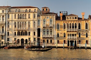 A canal with gondolas and historic buildings with balconies and arched windows. - AVOGARIA 5 rooms (Venice)
