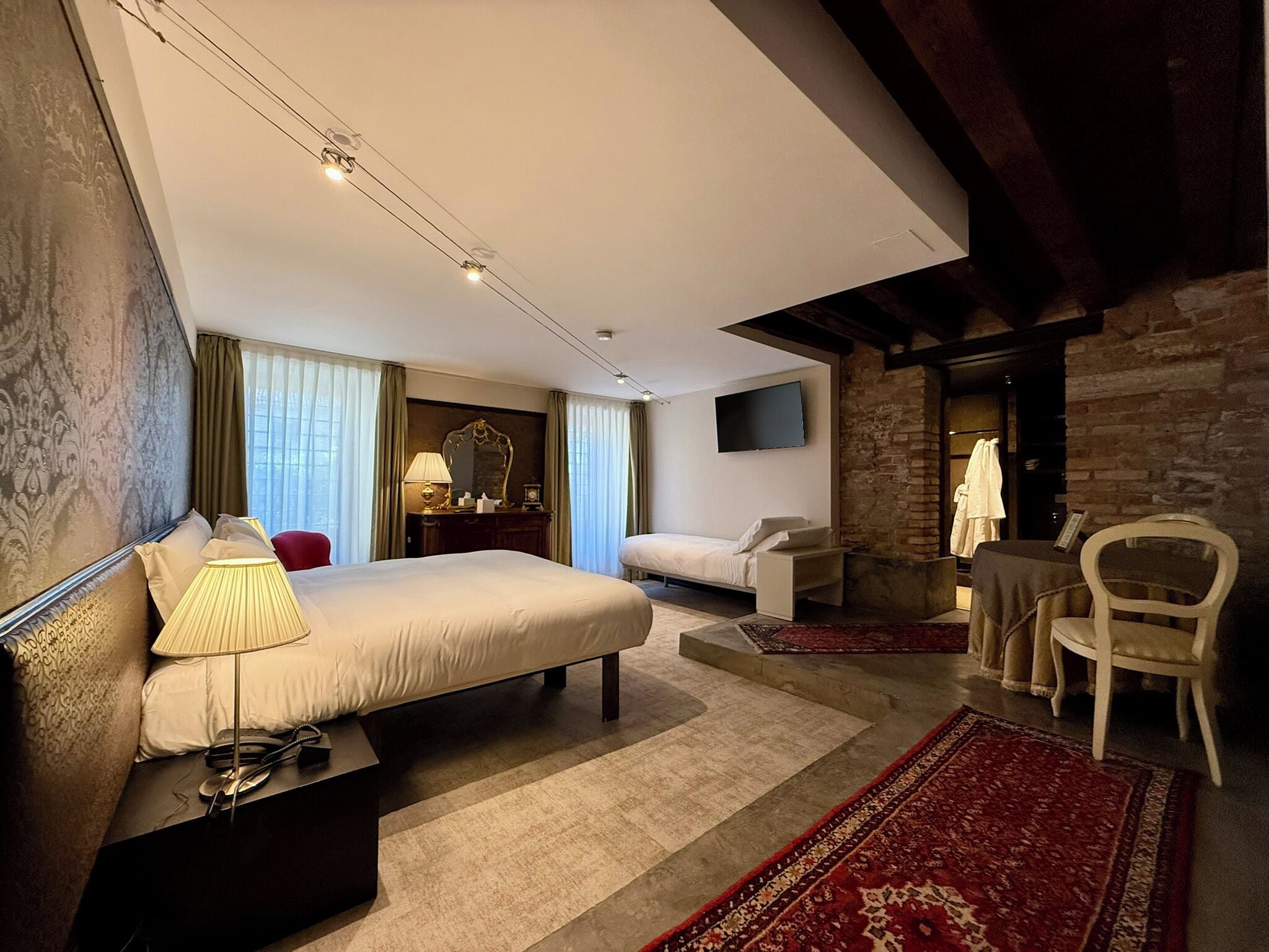 Chambre triple familiale | Literie de qualité, couette en duvet, lit avec matelas Select Comfort