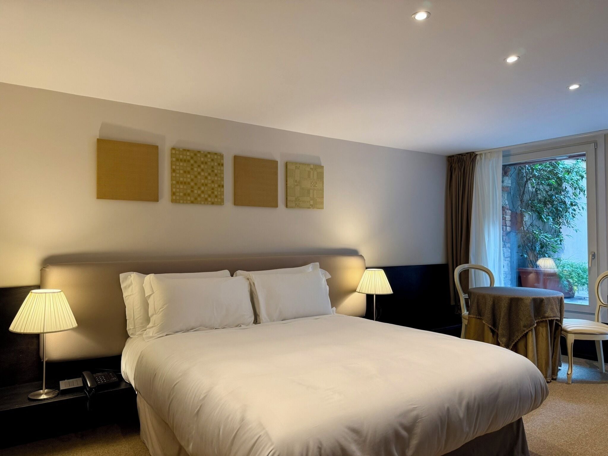 Suite Junior, 1 grand lit et 1 canapé-lit, côté jardin (Deluxe - private Garden) | Literie de qualité, couette en duvet, lit avec matelas Select Comfort