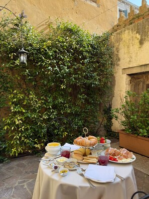 Superior Room (with Private Garden) | Terrace/patio - AVOGARIA 5 rooms (Venice)
