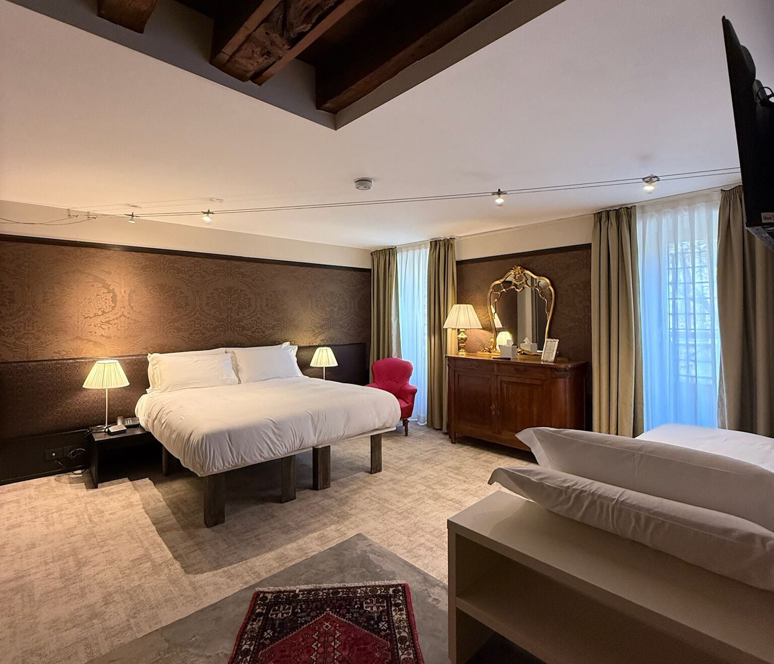 家庭三人房 | 高档床上用品、羽绒被、Select Comfort 床、迷你吧