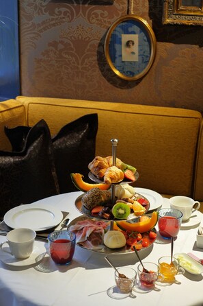 Daily full breakfast (EUR 28 per person)