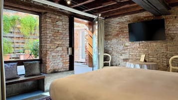 Suite – junior, 1 queensize-seng med sovesofa (Comfort with Private Garden) | Hageutsikt