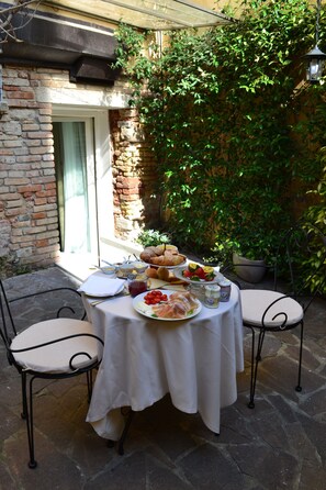 Superior Room (with Private Garden) | In-room dining