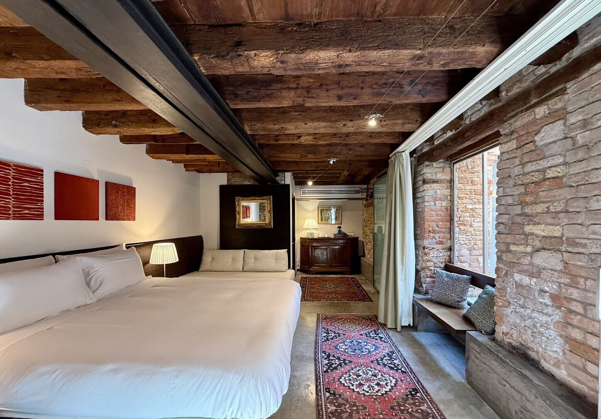 Suite junior, 1 cama de matrimonio con sofá cama (Comfort with Private Garden) | Ropa de cama de alta calidad y edredones de plumas