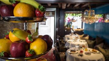 Daily full breakfast (EUR 28 per person)