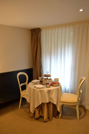 Junior Suite, 1 Queen Bed with Sofa bed, Garden Area (Deluxe - private Garden) | In-room dining - AVOGARIA 5 rooms (Venice)