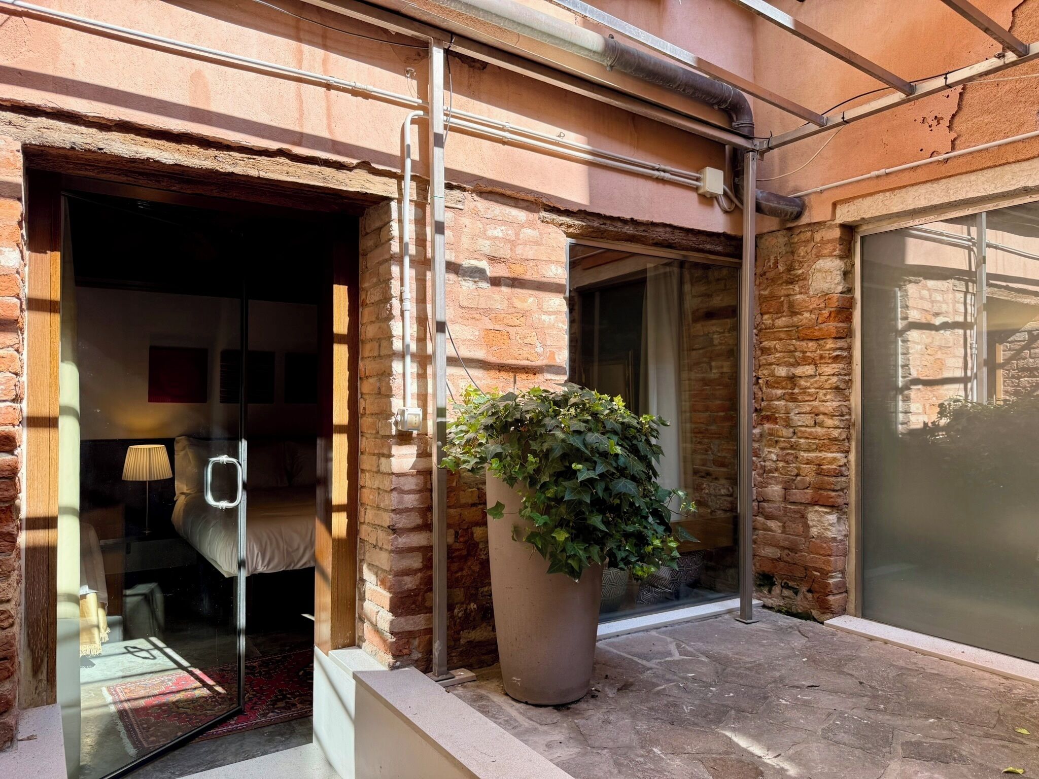 Suite Junior, 1 Tempat Tidur Queen dengan tempat tidur Sofa (Comfort with Private Garden) | Teras/patio