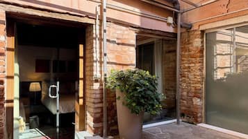 Suite Junior, 1 Tempat Tidur Queen dengan tempat tidur Sofa (Comfort with Private Garden) | Teras/patio