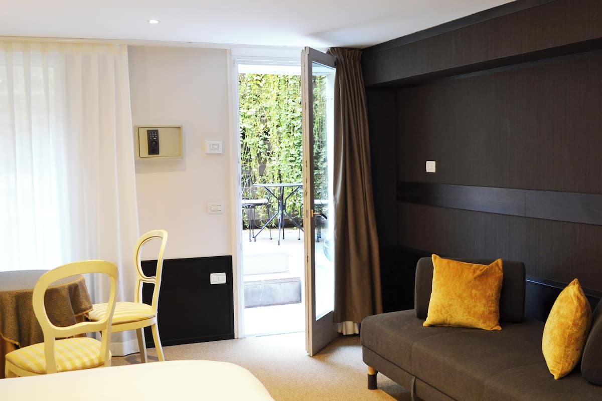 Junior Suite, 1 Queen Bed with Sofa bed, Garden Area (Deluxe - private Garden) | Premium bedding, down duvets, Select Comfort beds, minibar