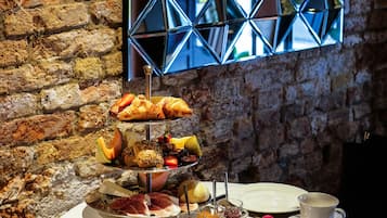 Daily full breakfast (EUR 28 per person)