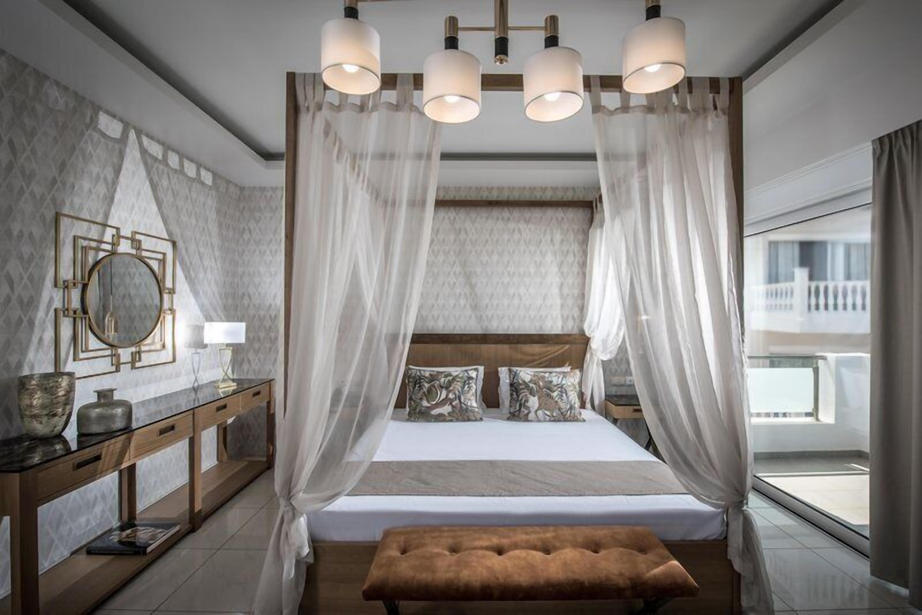 Executive Suite, 1 Katil Raja (King), Sea View (Matheo) | Peti besi dalam bilik, meja, seterika/papan seterika 