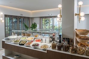 Ze serveren er ontbijt, lunch en diner 