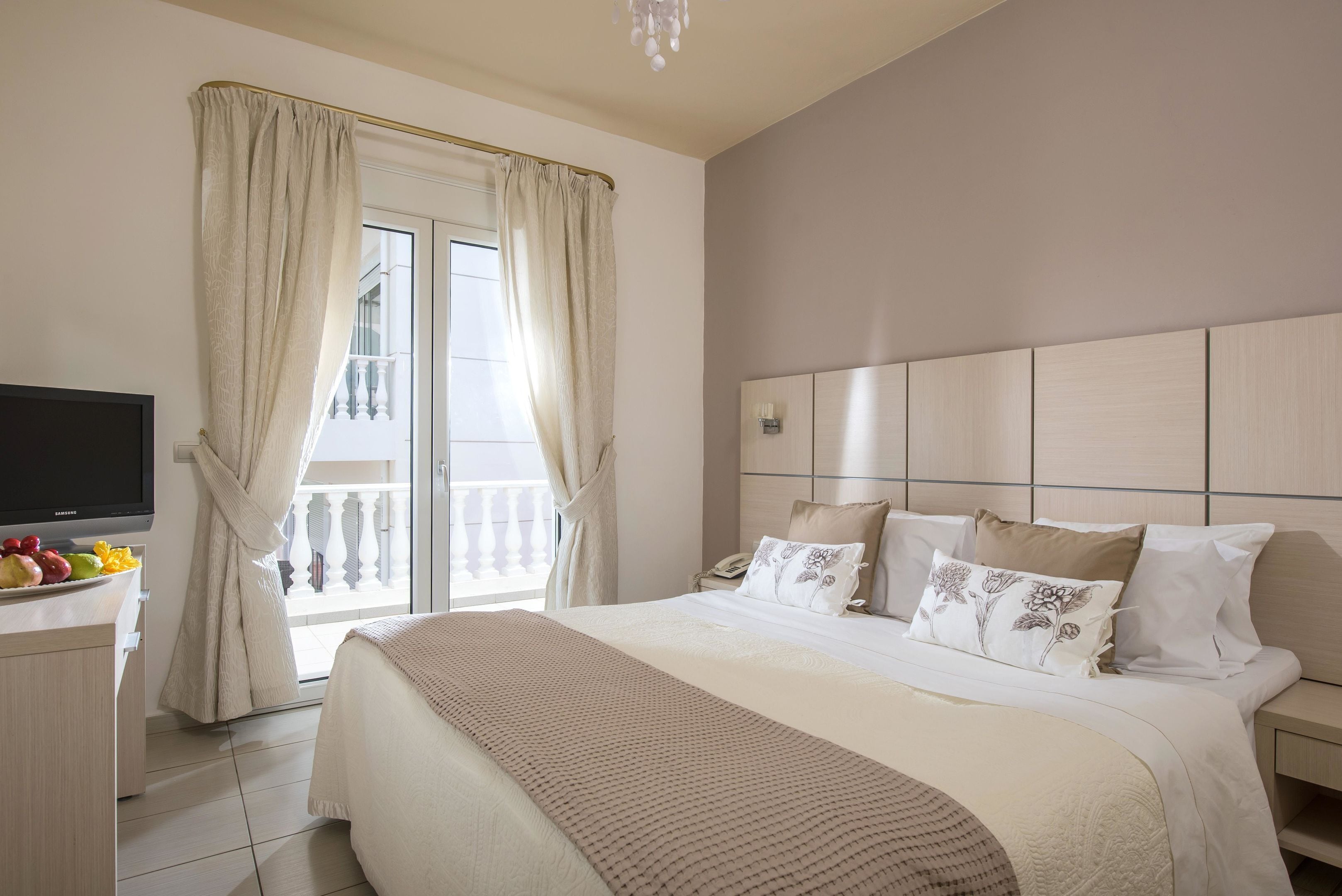 Family Suite | In-room safe, desk, iron/ironing board, free cribs/infant beds