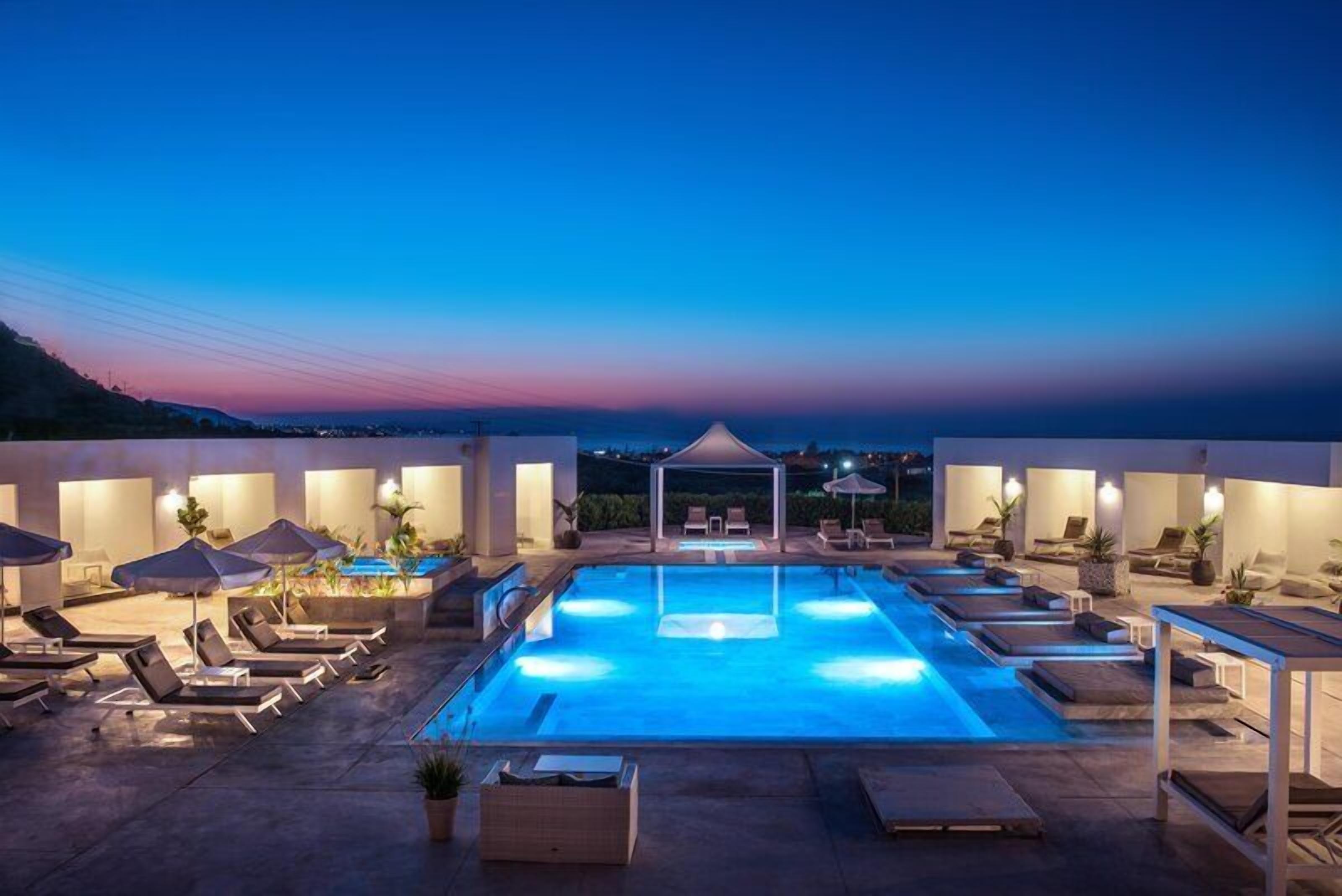 3 piscinas externas, guarda-sóis, espreguiçadeiras