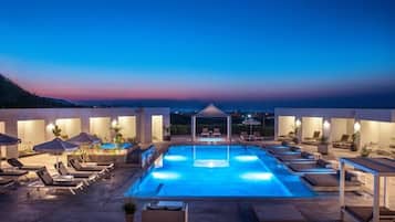 3 piscinas externas, guarda-sóis, espreguiçadeiras