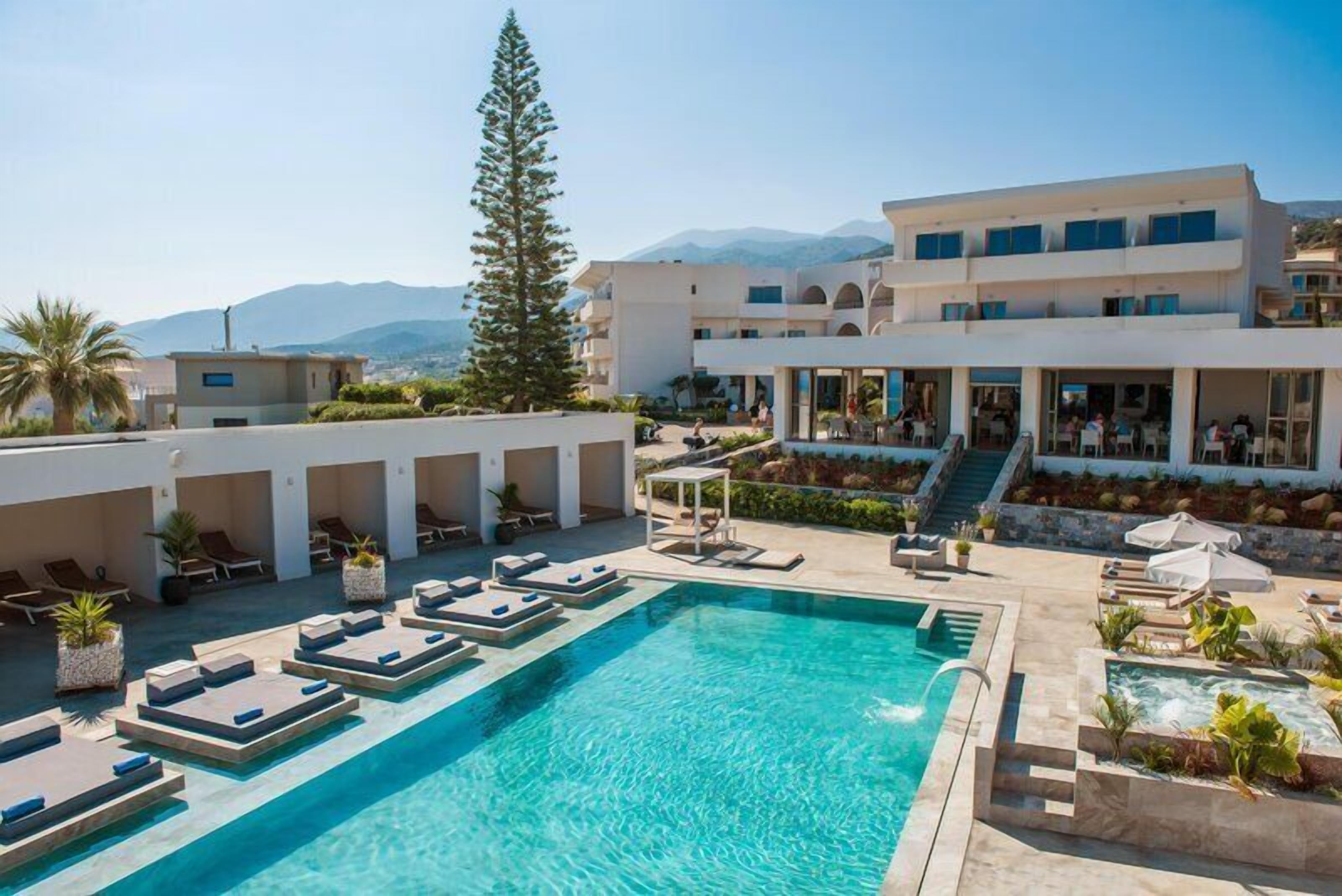 3 piscinas al aire libre, sombrillas, sillones reclinables de piscina