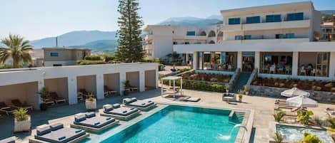 3 outdoor pools, pool umbrellas, sun loungers