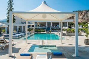 3 outdoor pools, pool umbrellas, pool loungers - Hotel Matheo Villas & Suites (Hersonissos)