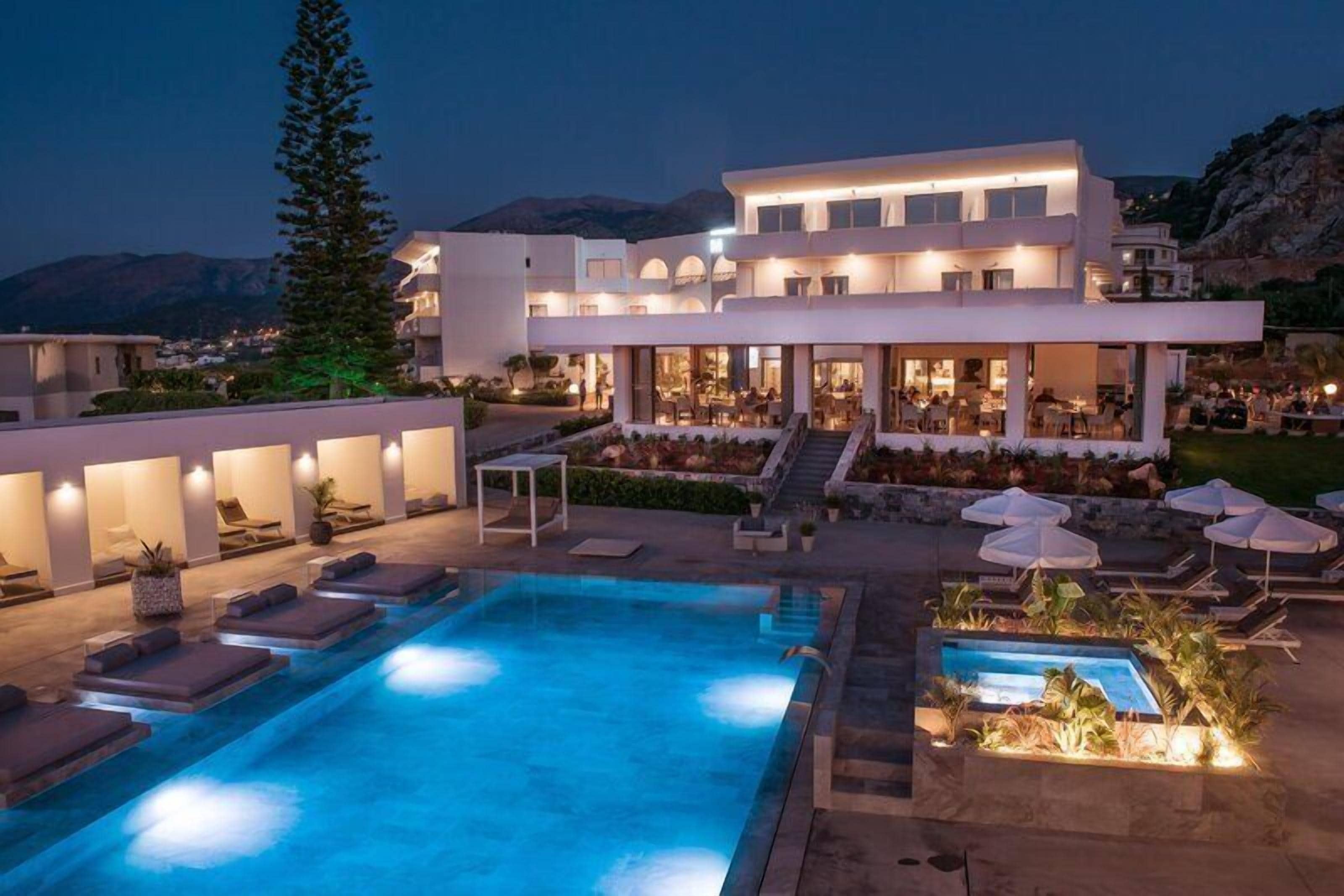 3 piscinas externas, guarda-sóis, espreguiçadeiras