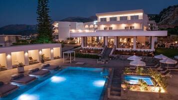 3 piscinas externas, guarda-sóis, espreguiçadeiras