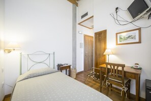 Single Room | Minibar, in-room safe, desk, soundproofing