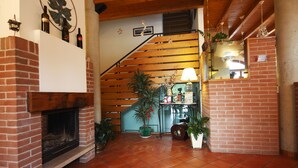 A staircase with wooden steps and a brick wall, leading to a second floor. - Agriturismo Borgo delle Vigne (Zola Predosa)